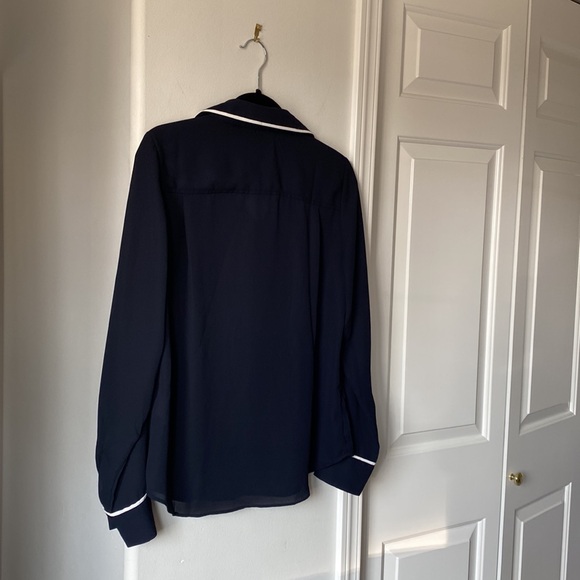 Carmen Marc Valvo - Black/Dark Navy Blue Color Button V-Neck Front Flowy Blouse - Picture 5 of 6